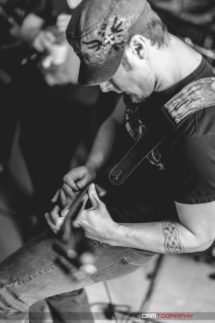 IMAGE: http://i14.photobucket.com/albums/a303/Jakedexter/LastHorizonBirthdayBash-446.jpg