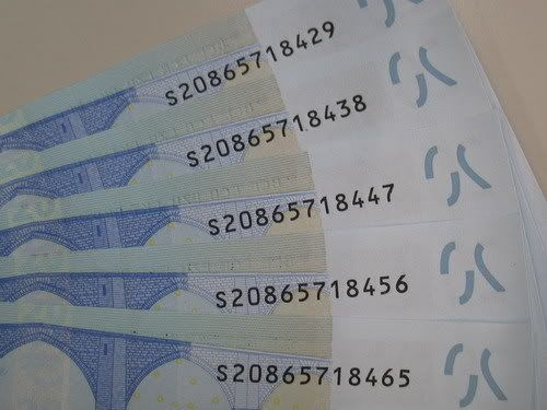 Sequenza di numeri di serie su banconote da 20 euro