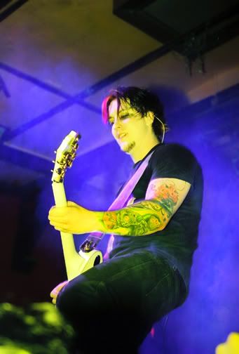 http://i14.photobucket.com/albums/a308/A7Xgirl_666/syn3.jpg