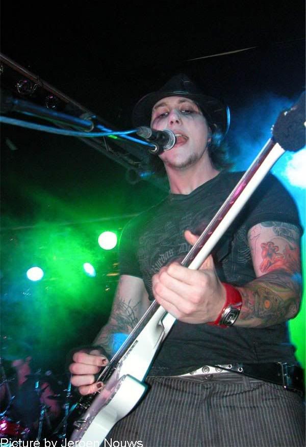 http://i14.photobucket.com/albums/a308/A7Xgirl_666/syn7.jpg