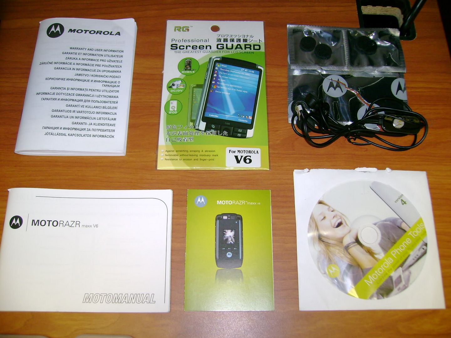Included in the package are: * 1 Motorola Razr Maxx V6 ...