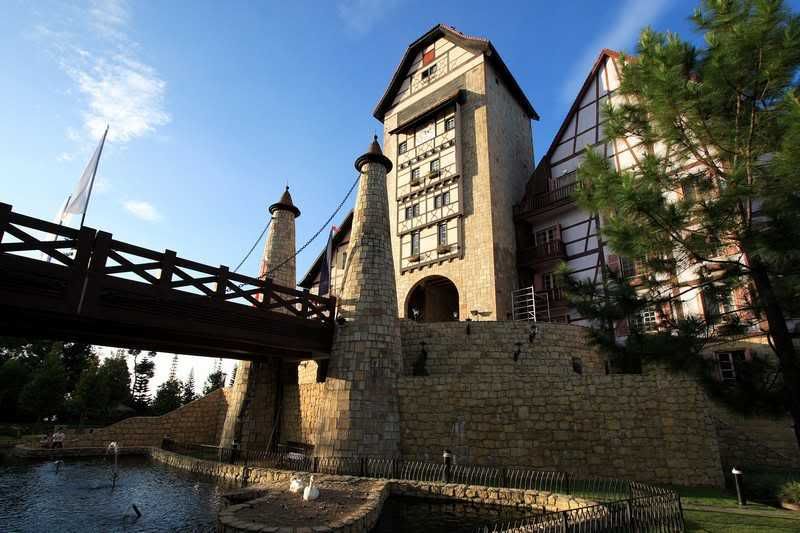 IMAGE: http://i14.photobucket.com/albums/a316/yltan/BktMerah_Genting_Colmar_2006/colmar2.jpg