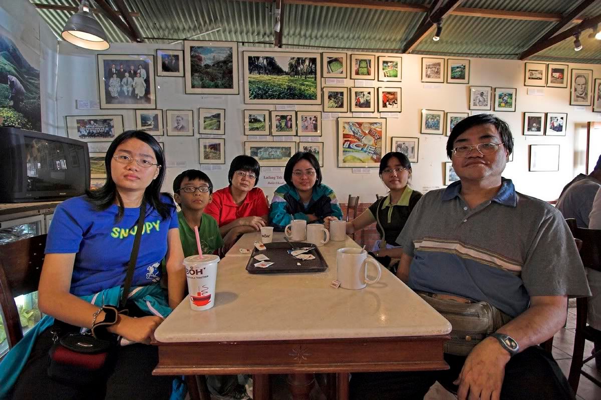 IMAGE: http://i14.photobucket.com/albums/a316/yltan/Cameron_Tioman_June2005/family_smalla.jpg