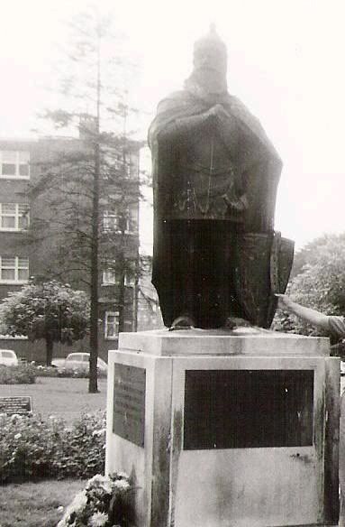 1TheStatueofSkenderbeginBrussel-Sch.jpg