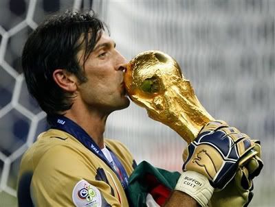 Buffon gives his kiss to the World Cup trophy
