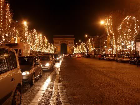 champs Elysées illuminé Le boulevard des Champs Elysées tout illuminé pour noël - décembre 2006