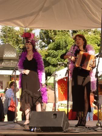 Chanteuses Chanteuses à la Fête des Vendanges à Montmartre - octobre 2006