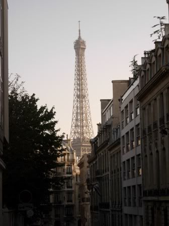 Tour Eiffel encore La Tour Eiffel encore, mais vue dun angle différent - près de lInstitut Goethe - octobre 2006