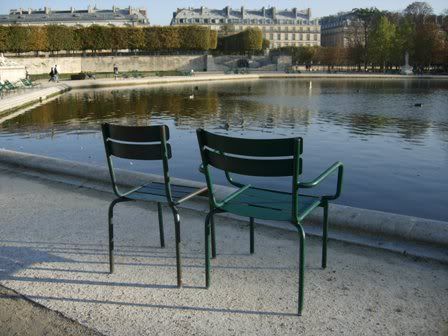 deux chaises Deux chaises au basin dans le Jardin des Tuileries - octobre 2006