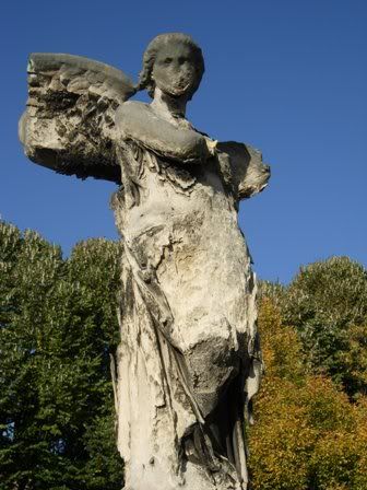 ange statue Un ange abîmé au cimetière de Père Lachaise - novembre 2006