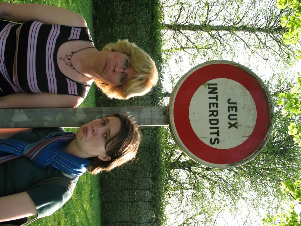 jeux interdits Les jeux sont apparément interdits à Versailles - ma mère et moi - avril 2007
