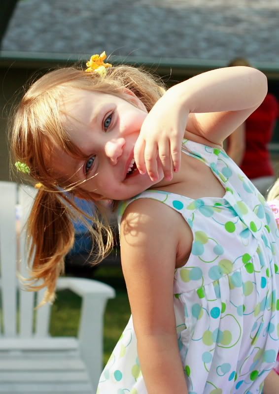 IMAGE: http://i14.photobucket.com/albums/a320/mrludecrs/Hannah_s2.jpg