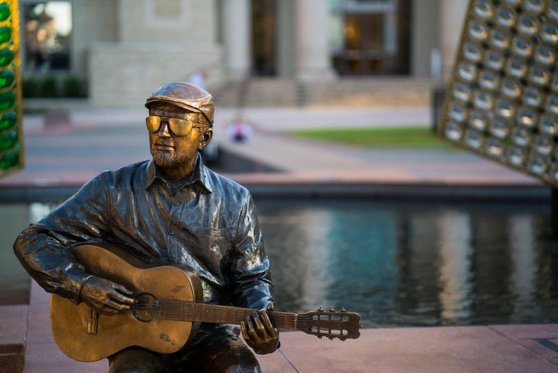 IMAGE: http://i14.photobucket.com/albums/a321/mystik610/guitarist85_zpsrycslfdn.jpg