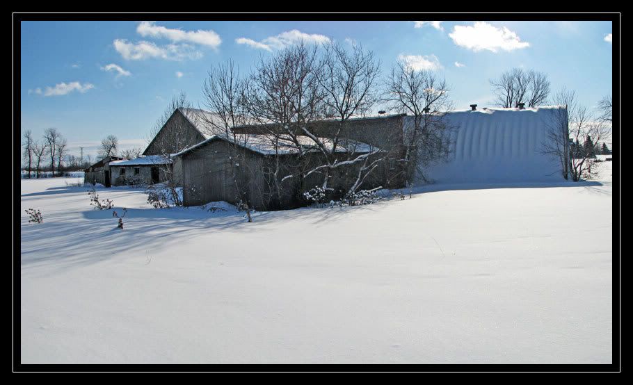IMAGE: http://i14.photobucket.com/albums/a323/rathgarb/Pix/webBarn2rearPano.jpg
