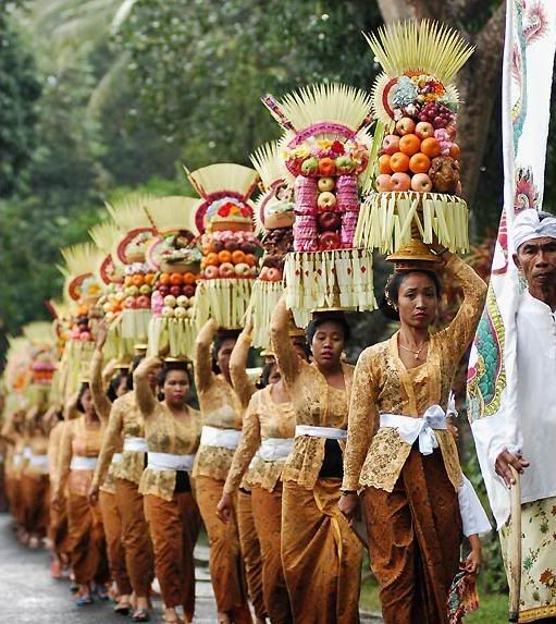 Get Enjoy in Bali: Balinese People, Climate, Population and Public 
