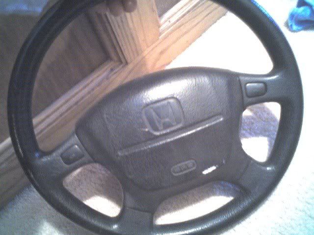 http://i14.photobucket.com/albums/a332/shhiknow/05tiburon/steeringwheel.jpg