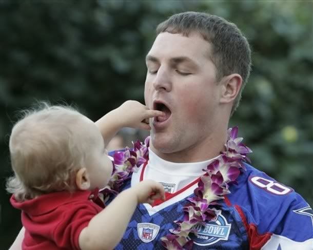 Witten and HIS kid Heres Witten with his kid. AWWWWWWW SO CUTE!